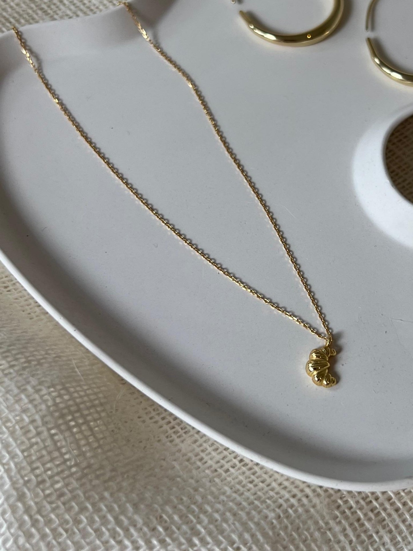 CROISSANT NECKLACE